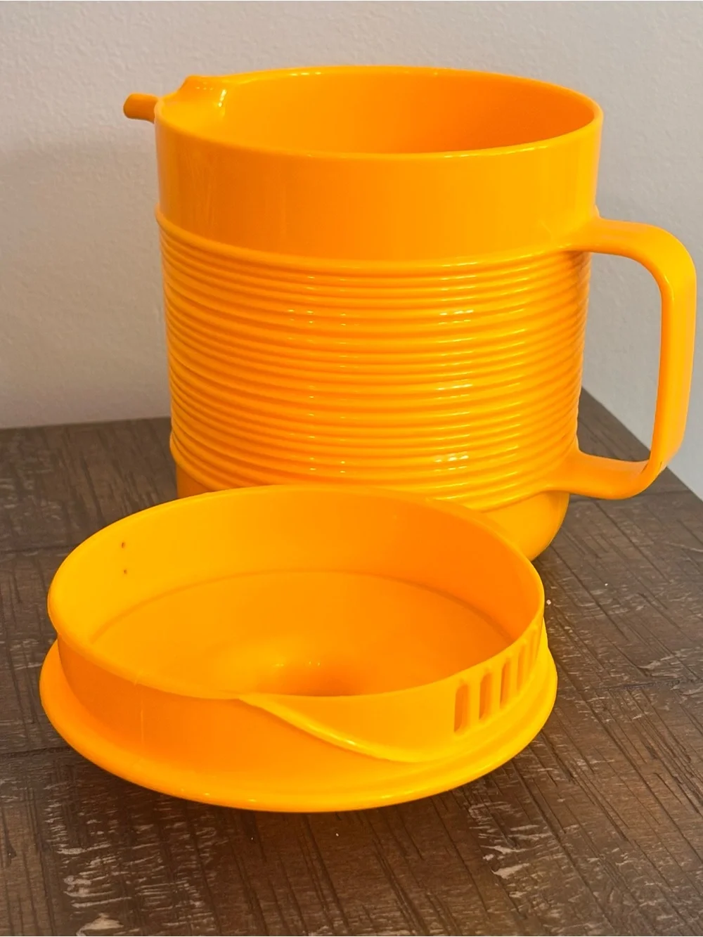 Vintage 1970’s Bright yellow Rubbermaid Plastic Pitcher 1.5 Quart Great Cond